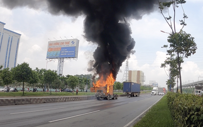 Đang đi xe container bốc cháy ngùn ngụt trên xa lộ Hà Nội