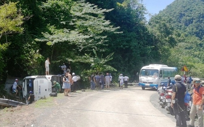 Nóng: Lật xe khách, 9 người tử vong ở Quảng Bình