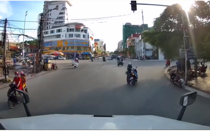 Tài xế phát hoảng khi 'Ninja' đứng giữa đường nghe điện thoại