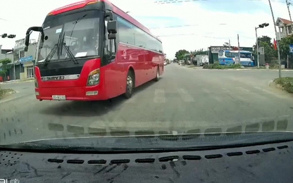 Xe khách vượt đèn đỏ suýt gây tai nạn cho người đi bộ sang đường