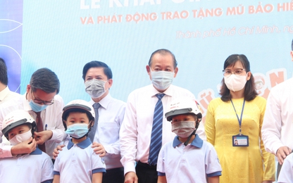 Ủy ban ATGT Quốc gia tặng gần 2 triệu mũ bảo hiểm cho học sinh