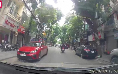 Ô tô đi ngược chiều trên phố Hàng Bông
