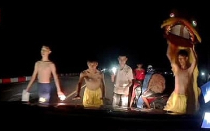 Dân mạng bức xúc trước clip đội múa lân chặn xe xin tiền