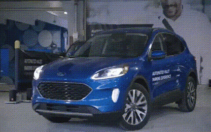 Ford Escape trang bị công nghệ "lùi chuồng" không cần người lái