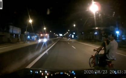 Xe máy tạt đầu ô tô khiến người đi đường hoảng hốt
