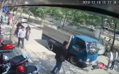 Clip: Tai nạn kinh hoàng xuất phát từ hành động mở cửa xe bất cẩn