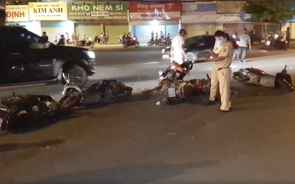 Xe ô tô mất lái đâm 10 xe máy, nhiều người nhập viện trong đêm