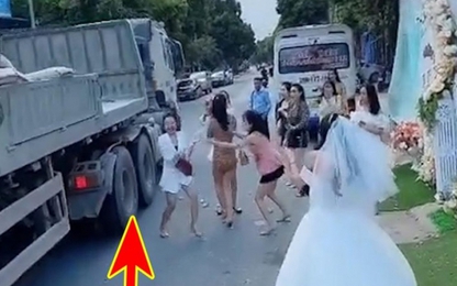 Cô dâu tung hoa cưới khiến nhóm bạn suýt gặp nạn