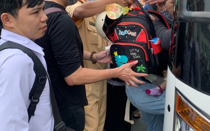 CSGT xắn tay hỗ trợ hành khách chuyển tải tại ga Nha Trang