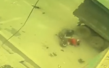 Rùng mình xe đạp điện "kẹp 3" tông thẳng ô tô ben