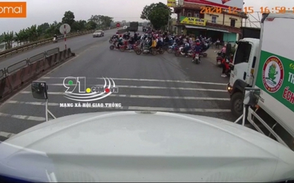 Clip: Tài xế container nhường đường cho top học sinh băng sang đường