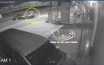 Tông trúng ôtô quay đầu, người đi xe máy văng hàng chục mét