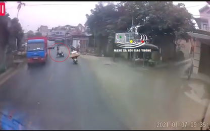 Ôm cua 2 thanh niên đi xe máy ngã sõng soài xuống đường