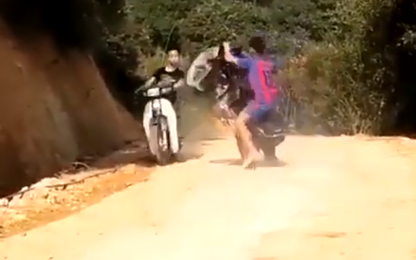 Pha bốc đầu lỗi, thanh niên đâm người khác ngã xuống đường