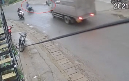 Clip: Thanh niên chạy xe máy tốc độ cao, tông trực diện vào xe tải