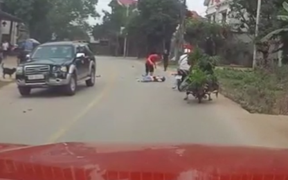 Clip: Lấn làn vượt ẩu, ô tô hất tung hai nữ sinh