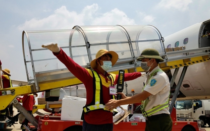 Cận cảnh nhân viên sân bay Nội Bài làm việc trên “chảo lửa”