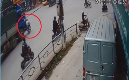 Clip: Những pha sang đường ẩu khiến người đi đường hú vía