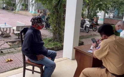 CSGT bắt đối tượng dùng giấy tờ quân đội giả để "thông" chốt