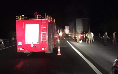 Dập tắt đám cháy xe container trên đường cao tốc sau 15 phút