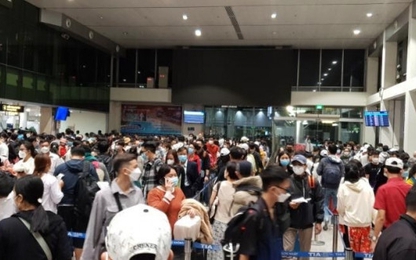 Mùng 2 Tết, sân bay Tân Sơn Nhất bắt đầu đông khách trở lại