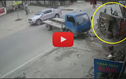Thời khắc máy múc trên thùng xe tải lật đè chết 1 người