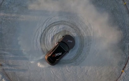 Xe điện Porsche Taycan lập kỷ lục quay vòng trên băng