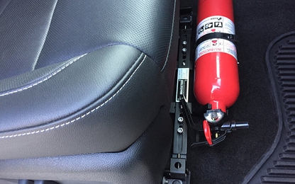 Đặt bình chữa cháy cho xe ô tô ở đâu để tránh phát nổ?
