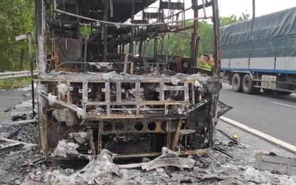 Xe khách cháy rụi trên cao tốc Pháp Vân - Cầu Giẽ - Ninh Bình