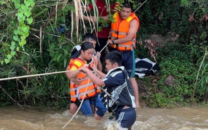 Giải cứu 6 người đi du lịch mắc kẹt bên suối ở Đà Nẵng