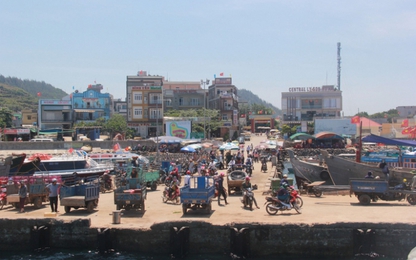 2.000 du khách kẹt ở đảo Lý Sơn, 1.100 tàu cá còn ngoài biển