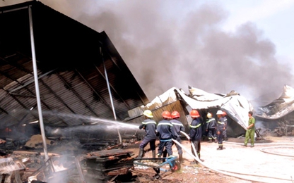 Cháy xưởng mút xốp, nhiều xe máy của công nhân bị thiêu rụi
