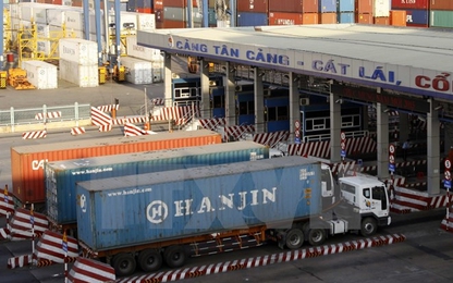 Bức xúc tình trạng xe container chở hàng quá tải ở TP.HCM