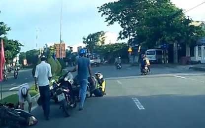 2 thanh niên đi xe máy qua đường ẩu bị môtô tông ngã