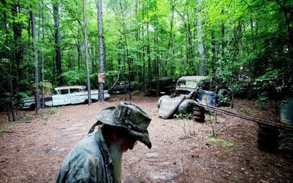 Cận cảnh nghĩa địa xe hơi bí ẩn sâu trong rừng rậm ở Mỹ