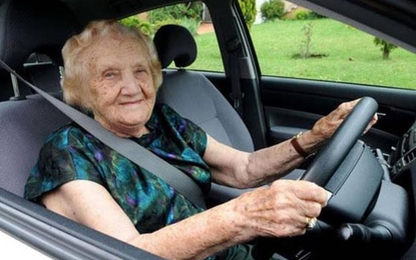 Italy triển khai dự án lái xe an toàn cho các cụ trên 65 tuổi