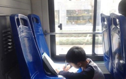 Đau lòng cảnh cậu bé tranh thủ làm bài tập trên xe buýt