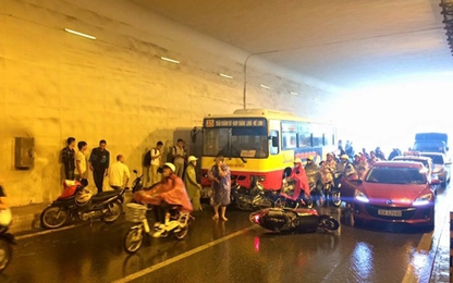 Ôtô buýt đâm hàng loạt xe máy đang trú mưa dưới hầm Kim Liên