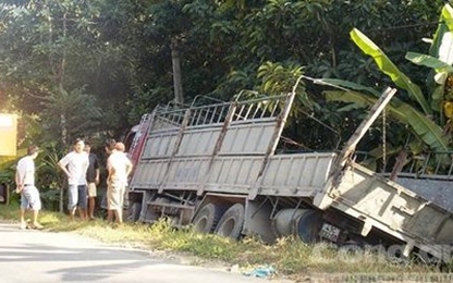 Cô gái chết thảm dưới bánh xe tải do ngã xuống đường