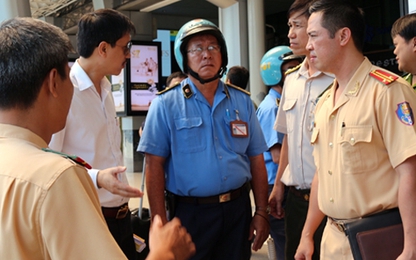 Cảnh sát đóng chốt trong sân bay Tân Sơn Nhất xử lý ôtô 'làm loạn'