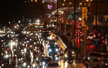 Mưa rét, người Hà Nội dầm mưa lạnh hàng giờ vì đường tắc
