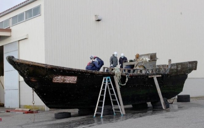Hàng loạt thuyền chở thi thể trôi vào bờ biển Nhật
