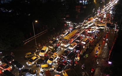 Hà Nội: hàng trăm ôtô ùn tắc sau mưa