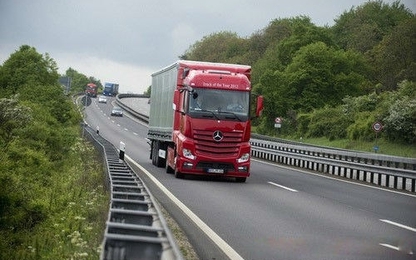 Kỹ năng lái xe an toàn cạnh xe Container, xe tải nặng