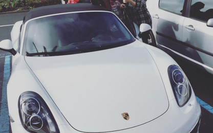 Ronaldo mừng sinh nhật mẹ bằng siêu xe Porsche