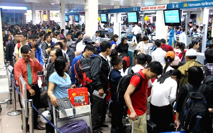 Sân bay Tân Sơn Nhất làm thủ tục check-in bằng máy tính bảng
