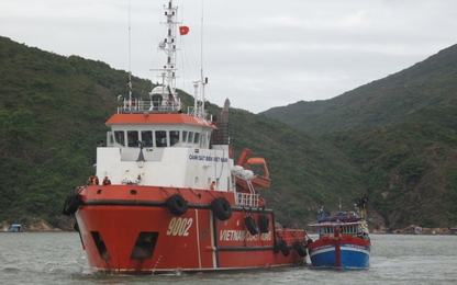 Cảnh sát biển cứu 10 ngư dân gặp nạn ở Hoàng Sa