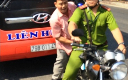 Cảnh sát nổ 3 phát súng chặn ôtô khách ở Sài Gòn