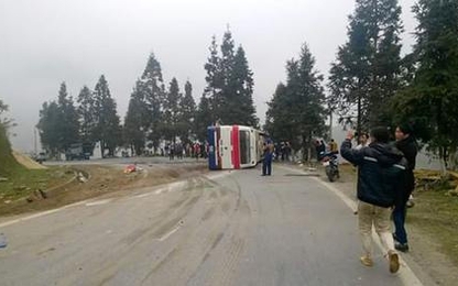 18 người Trung Quốc bị thương trong vụ lật xe khách tại Sapa