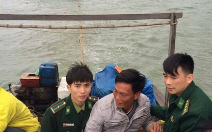 Bộ đội biên phòng Hà Tĩnh cứu 8 thuyền viên tàu cá gặp nạn